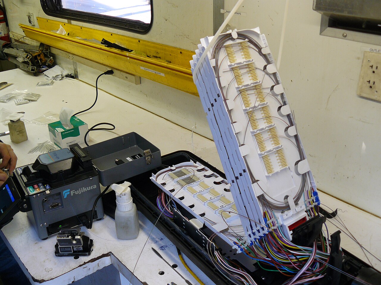 Fibre optic splicing and cable work
